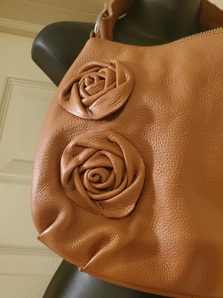 Bolso de hombro de cuero genuino marrón con detalle de rosa marca DuDu Foto 3 de 4