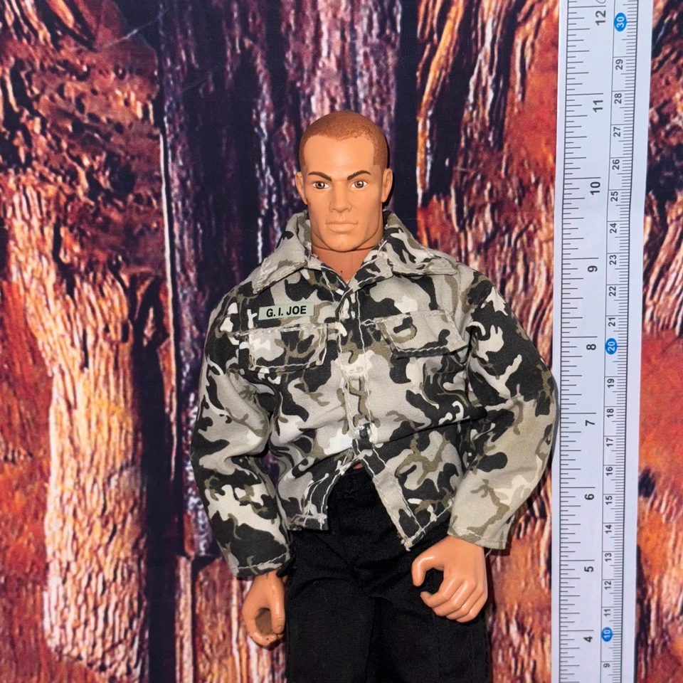 Boneco de ação vintage GI Joe escala 1:6 com roupa calça preta camuflada cinza - Imagem 2 de 4