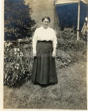 EARLY 20th CENTURY WOMAN Vintage ANTIQUE FOUND PHOTO bw Portrait 211 LA 88 B