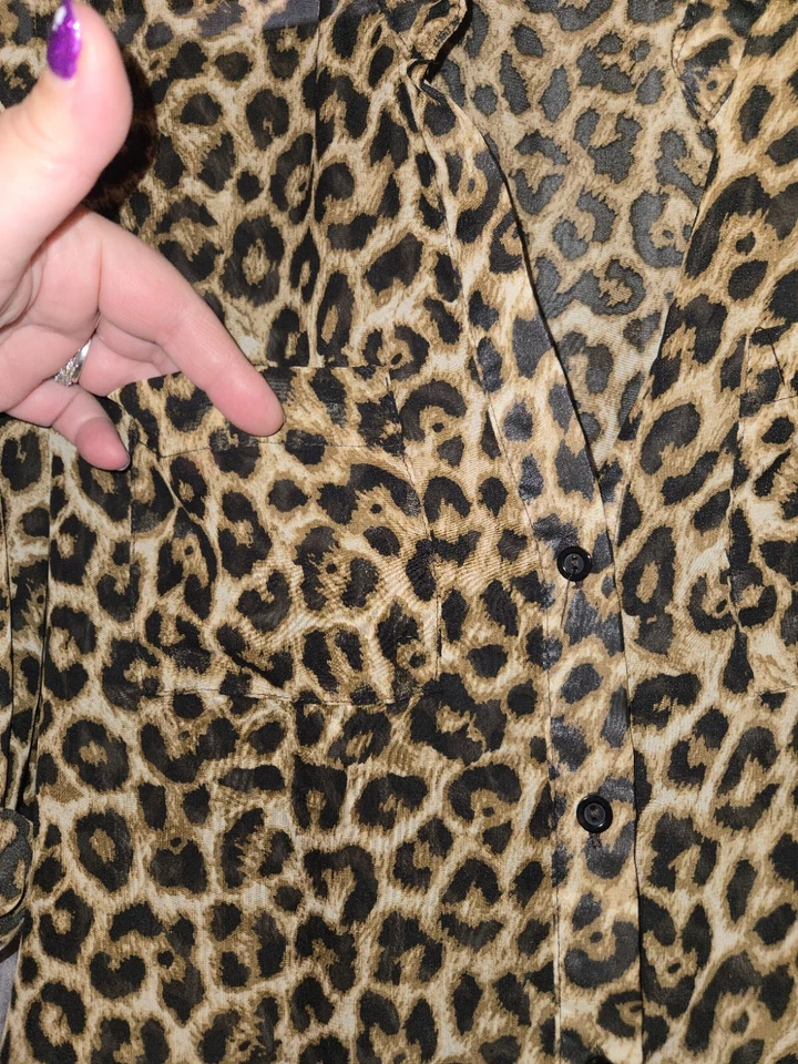 Blusa top para mujer Rue 21 manga 3/4 o abotonada transparente talla mediana bolsillos Foto 3 de 4