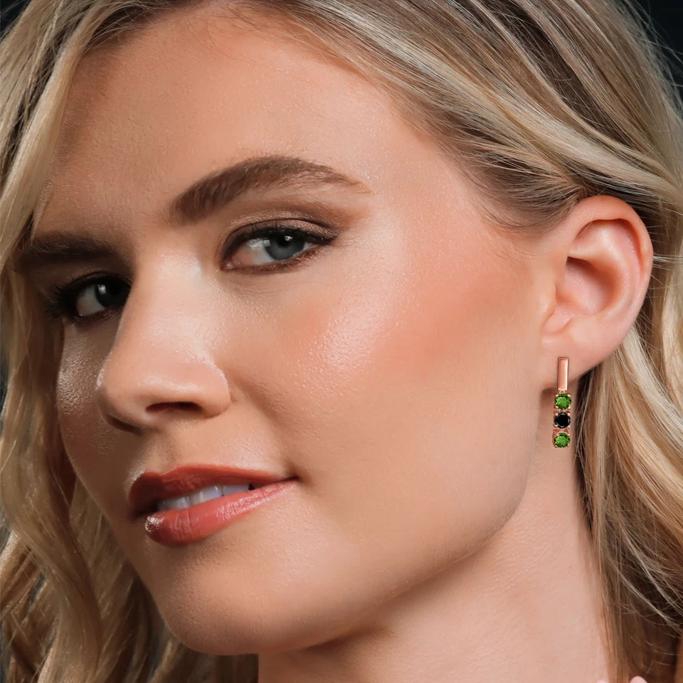 Pendientes de plata enchapados en oro rosa de 18 quilates con diamantes negros de cromo verde de 1,55 quilates Foto 4 de 4