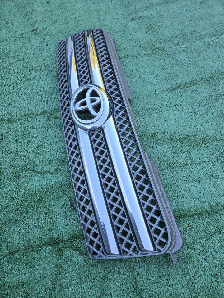 01-07 TOYOTA HIGHLANDER HYBRID Front Bumper Grille Grill Emblem GENUINE OEM  - Image 4 of 4