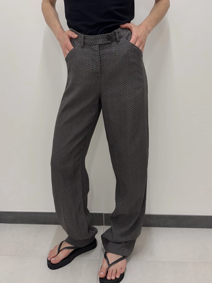 Calça Giorgio Armani feminina textura cintura alta viscose seda tamanho 40 - Imagem 3 de 4