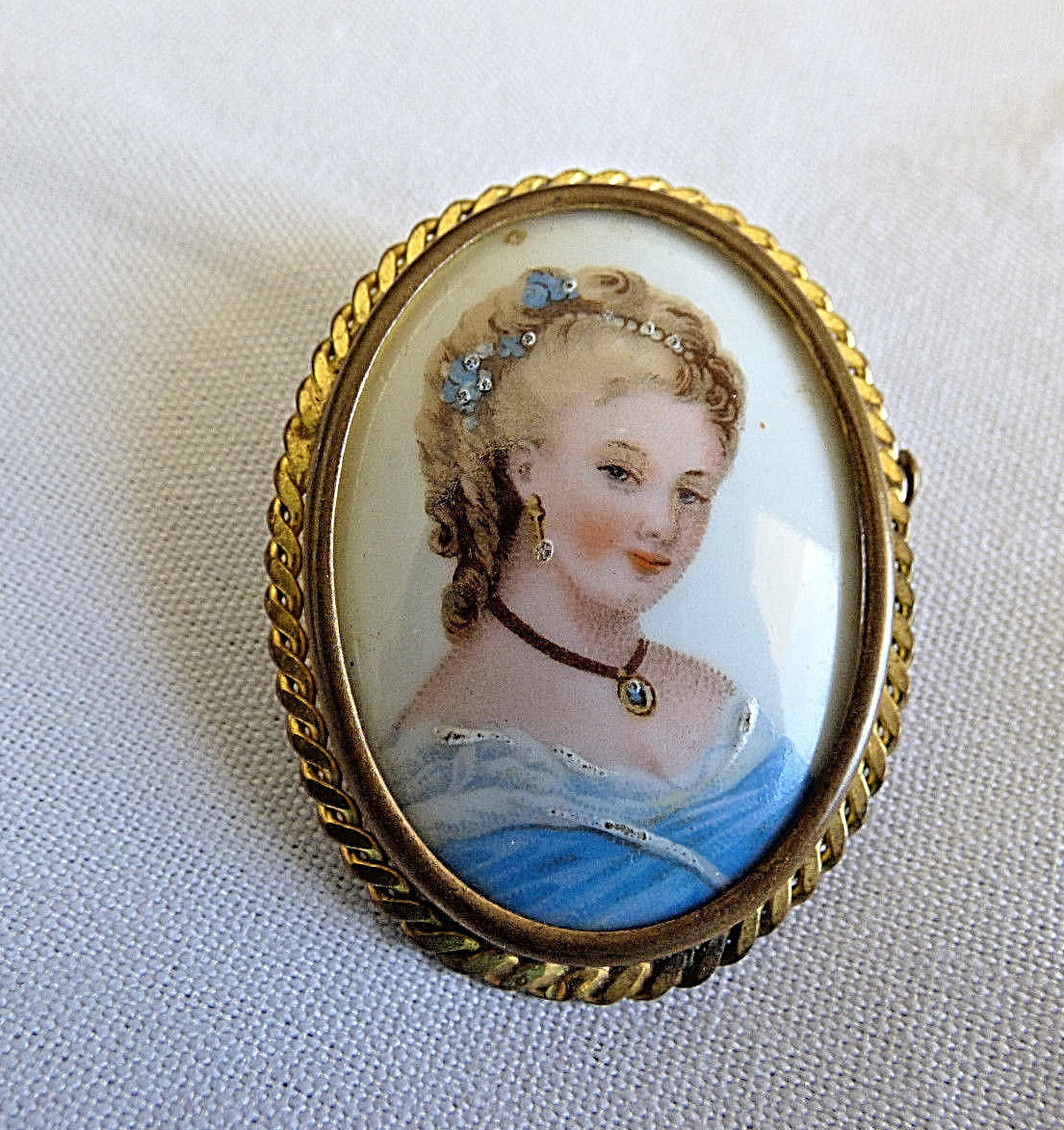 GORGEOUS VINTAGE SIGNED LIMOGES FRANCE HAND PAINTED CAMEO BROOCH
