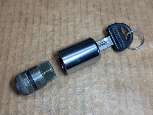 OEM 2002 SUZUKI XL7 Spare Tire Wheel Lock & Key Chevy GEO Tracker 83900-76820