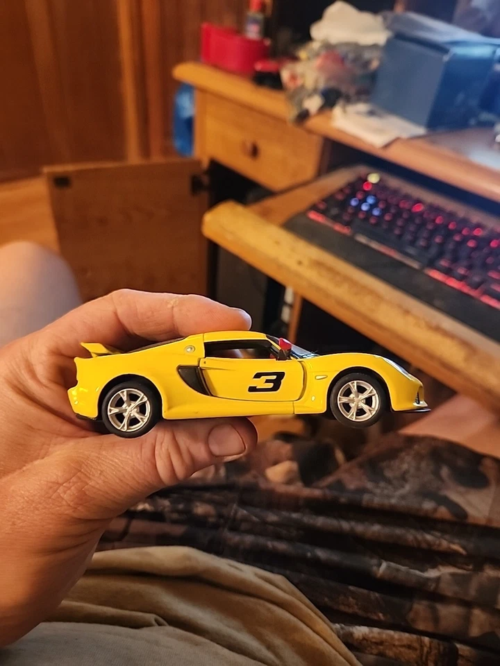 Kinsmart 2012 Lotus Exige S (Yellow) Die Cast Car 1/32 Pull Back - Image 2 of 4