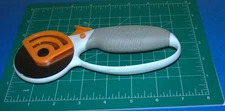 FISKARS ROTARY CUTTER (CUT'S THICK MATERIALS ) PLEASE SEE ALL THE PICTURES. 