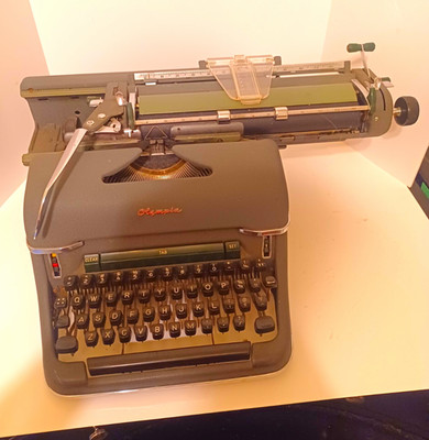 Vintage Olympia Typewriter Werke AG Wilhelmshaven Tested & Works Green Germany