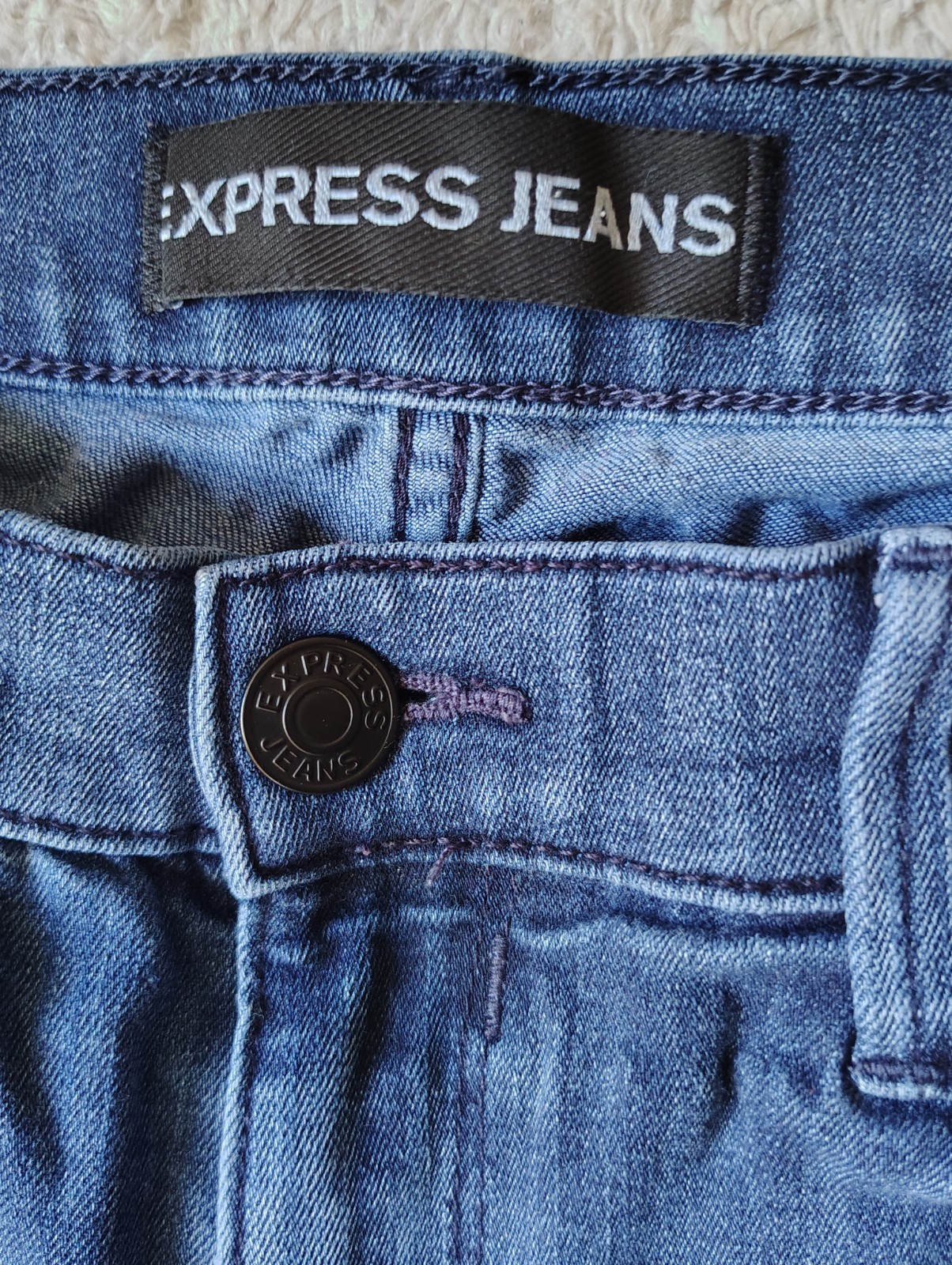 Express Ultimate stretch legging mid rise size 10s medium wash Women's Jeans
