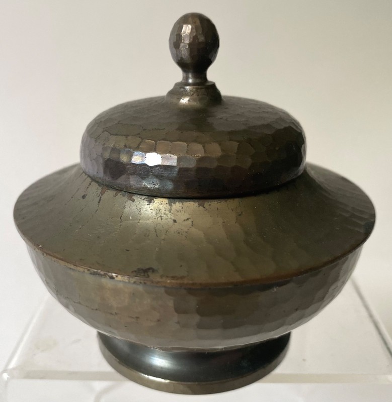 ROYCROFT ANTIQUE HAND HAMMERED COPPER INKWELL w ORIGINAL. GLASS, c. 1910-30s