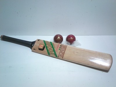 Clean Vintage 100Up Cricket Bat & 2 NEW Robinson's Balls FREE SHIPPING