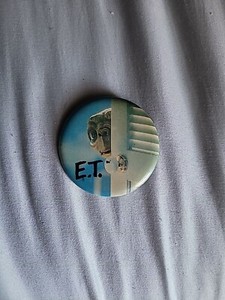 E.T. 1982 Pin Pinback Button Steven Spielberg Universal Studios Vintage