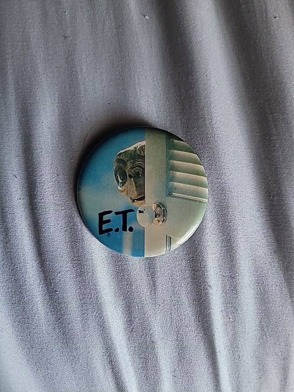 E.T. 1982 Pin Pinback Button Steven Spielberg Universal Studios Vintage