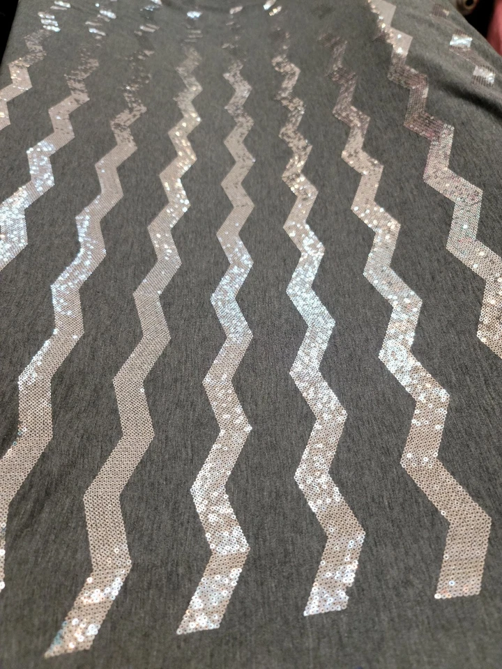 Tejido tejido jersey elástico gris chevron bordado lentejuelas plateadas por yarda   Foto 3 de 4