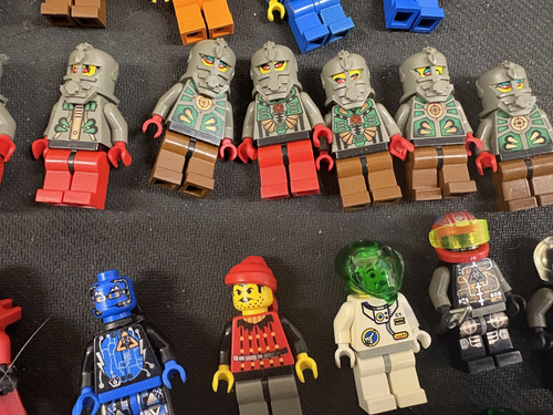 38 minifigurek LEGO, w tym minifigurka wodza plemiennego - wszystkie luźne 3 bez nóg - Zdjęcie 3 z 5