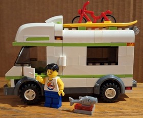 LEGO CITY 7639 Camper near complete w/ 1 minifig manual box