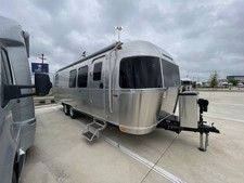 2027 Airstream Flying Cloud 28RBQ