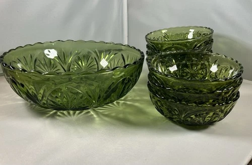Vtg Anchor Hocking Green Glass Medallion Star In Cameo Serving & 7 Dessert Bowls