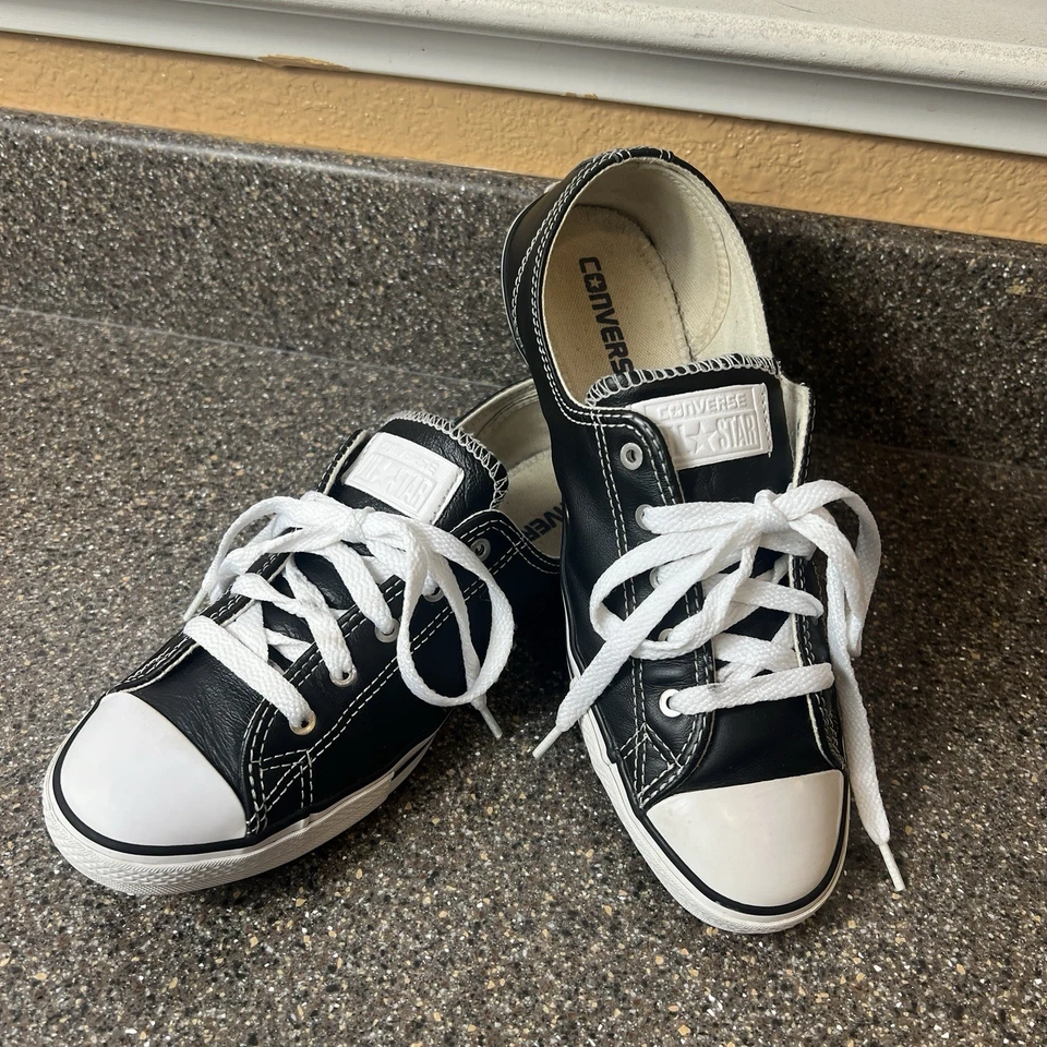 Zapato Converse Chuck Taylor All Star con cordones bajo clásico de cuero negro para mujer talla 8 Foto 2 de 4