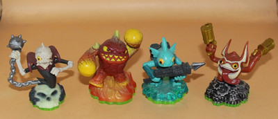 4 mal Skylander Spyros Adventure Characters PS4 PS3 XBOX 360 WII-U 3DS PC Figur