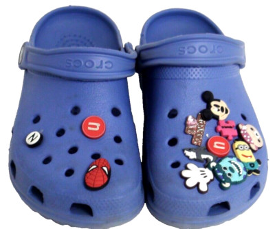 Crocs Youth Boys Classic Clogs Size 4-6 Blue  Lightweight Mulitiple Charms