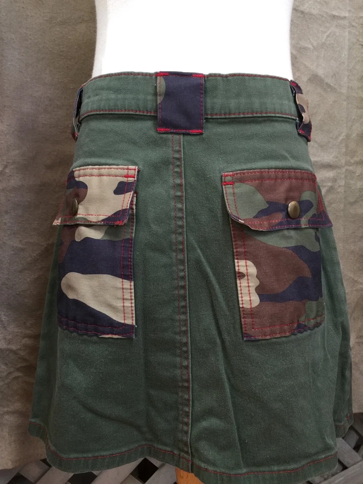 NIÑAS 14 LENTEJUELAS ROJAS SIGNO DE LA PAZ Falda CAMUFLAJE Verde Ejército BOLSILLOS Lápiz Labial Hecho en EE. UU. Foto 4 de 4