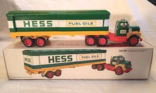 1975-1976 Hess Box Trailer w/ 3 Barrels, bottom insert