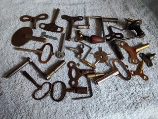 JOB LOT VINTAGE CLOCK KEYS AND WINDERS