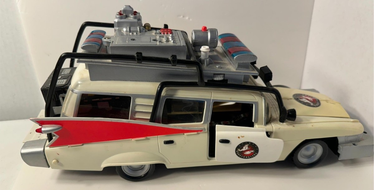 GHOSTBUSTERS Ecto-1 ミニカー Jada 1:24 Ghostbusters x Transformers Ecto-1 1959 Cadillac