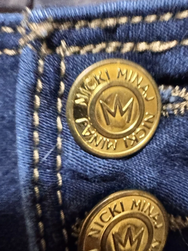 Pantalones cortos de mezclilla lavado oscuro tiro medio Nicki Minaj talla 15/16 cierre de 3 botones casi nuevos Foto 4 de 4