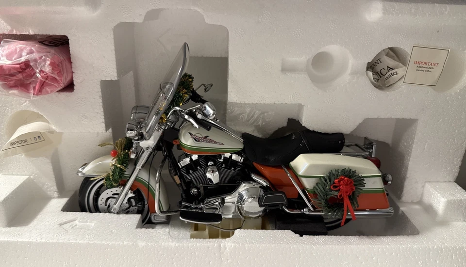 Franklin Mint 2007 Christmas Harley Davidson Road King Diecast Motorcycle 1/10 - Image 3 of 4