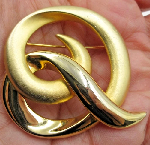 Vtg SIGNED TONA gold tone metal open work geometric Brooch Pin  Costume jewelry