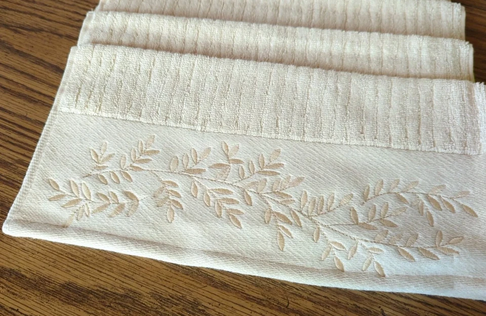 4 Guirnalda de Invierno NUEVA CON ETIQUETAS RALPH LAUREN BORDADA TOALLA DE MANO CREMA ¡Bonita! Foto 2 de 4