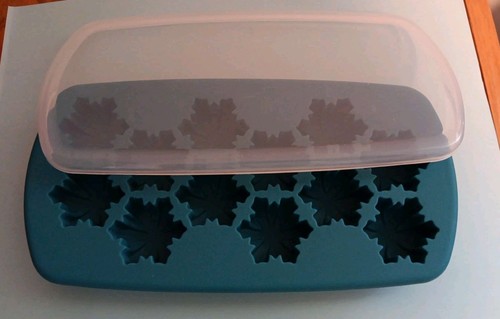Joie Snowflakes Ice Tray with lid Frozen 12 molds ( or jello)