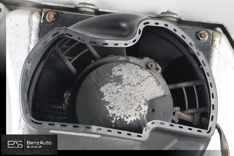 Cubierta del ventilador del motor del radiador del enfriador de aceite del motor Mercedes W204 C63 AMG con soporte OEM Foto 4 de 4