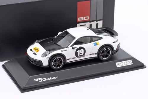 Porsche 911 (992) Dakar #19 Baujahr 2023 wei� / schwarz 1:43 Spark