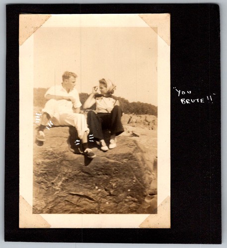 Vtg B&W Snapshot Couple On Rock Ledge With Note "you Brute" 1940s - Picture 1 of 4