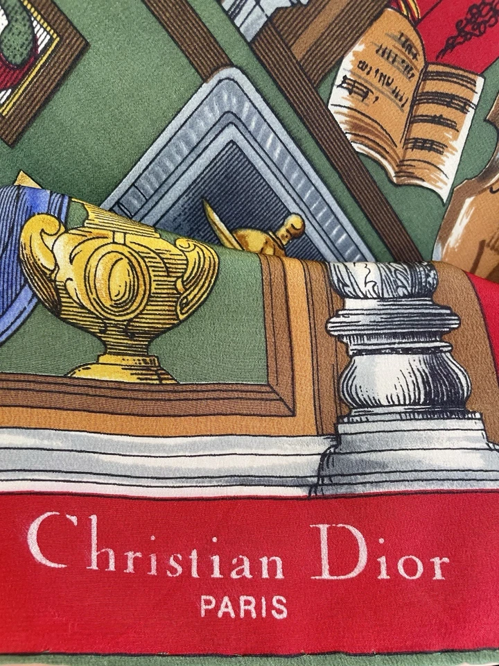 Y5# Christian Dior Vintage Bufanda de Seda Verde Rojo Tema Museo Borde Enrollado a Mano Foto 2 de 4