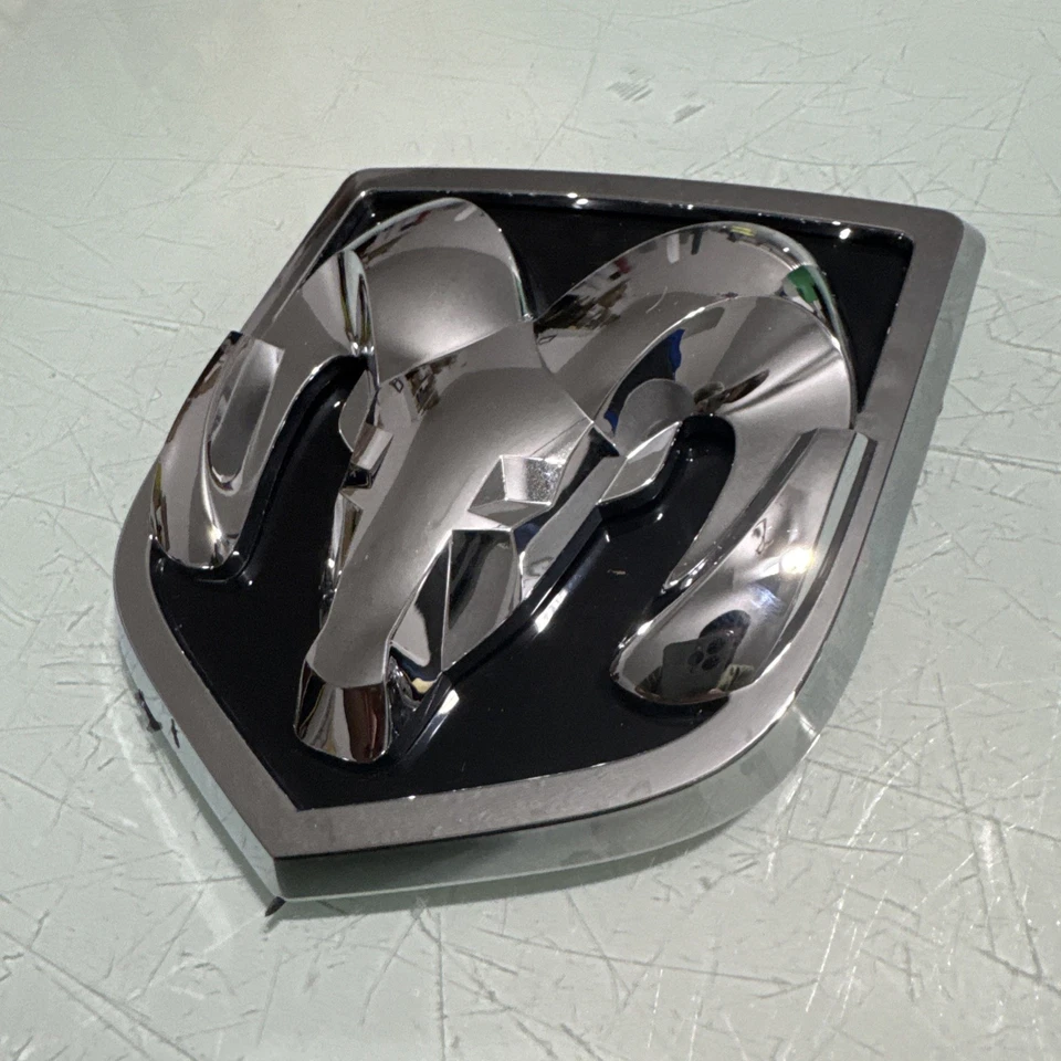 PROMASTER 1500 2500 3500 PUERTA TRASERA CARNERO CABEZA MEDALLÓN EMBLEMA INSIGNIA 68169766AA Foto 2 de 4