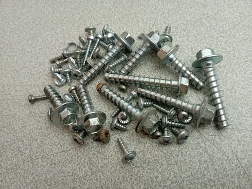 Lot vis visserie fixation maintien télé TV Télévision Thomson 28HA3203