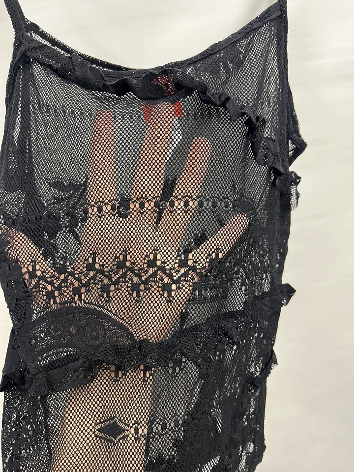 Top grande con correa de espagueti de encaje negro BAZAR DE CHRISTIAN LACROIX hecho en Italia   Foto 4 de 4