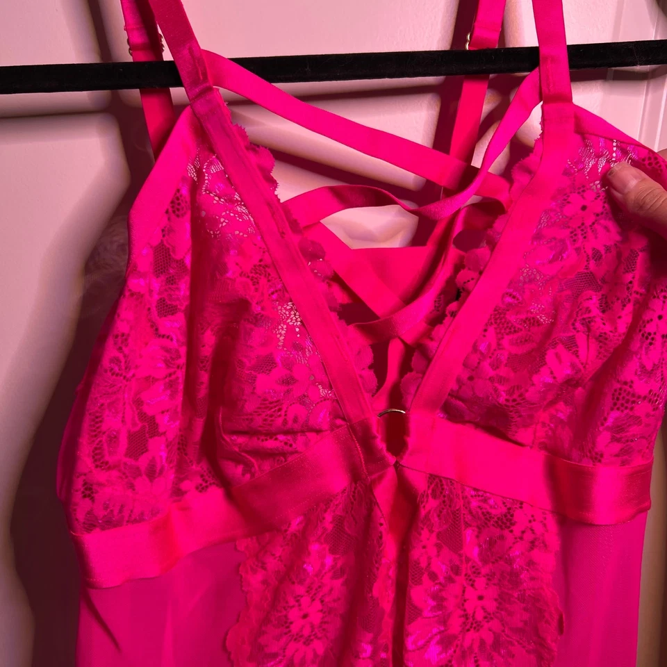 Body de renda rosa quente tórrido com tiras tamanho 1 lingerie transparente pelúcia - Imagem 3 de 4