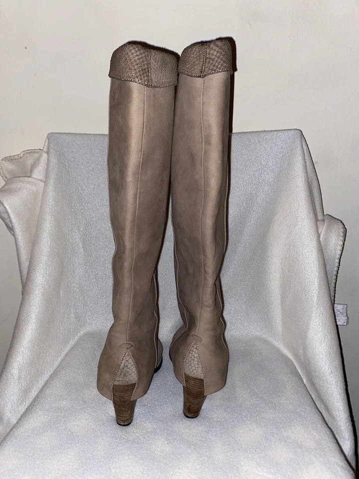 Botas de salto de madeira B Makowsky Ariana bege camurça estampa de cobra joelho alto 8,5 - Imagem 4 de 4