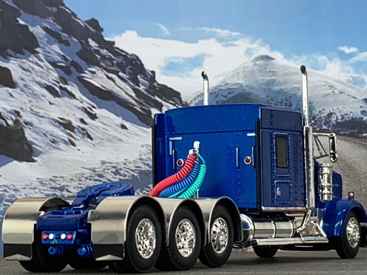 1/64 DCP SOVEREIGN BLUE KENWORTH W900L W/ 72