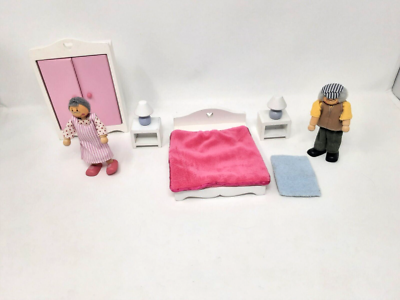 Early Learning Centre ELC Rosebud Wooden Dolls House - Bedroom with  Grandparents | eBay