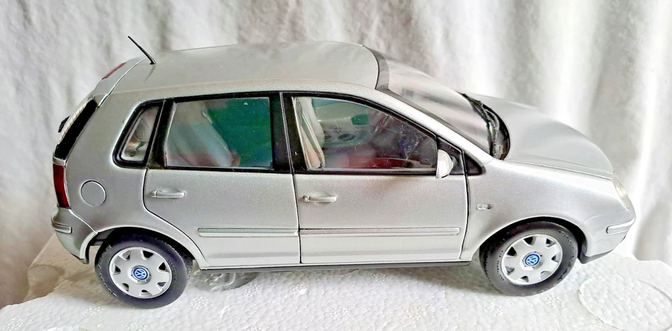 VOLKSWAGEN POLO 2001 Anson 1:18 silver dealer edition, come nuovo/as new - Immagine 2 di 4