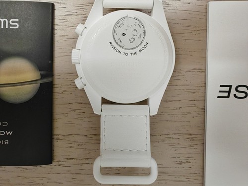 Swatch x Omega Special 2024 - SO33W700 - Mission To the Moonphase "Snoopy" - NEW - Foto 2 di 7