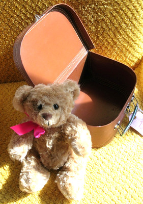 Avon 11'' Teddybär im Koffer mit original Avon Etikett