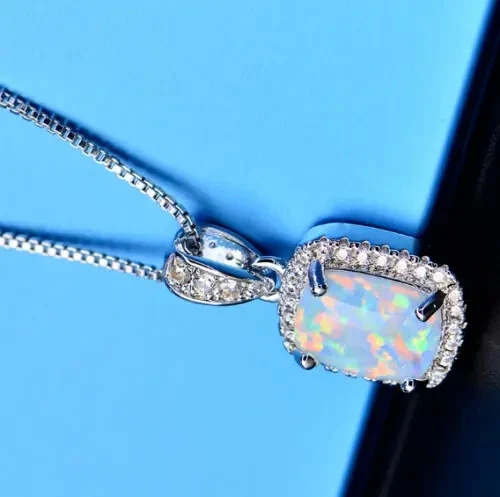 Colgante para mujer de diamantes de ópalo creados en laboratorio de corte cojín de 2 quilates enchapado en oro blanco de 14 quilates Foto 3 de 4