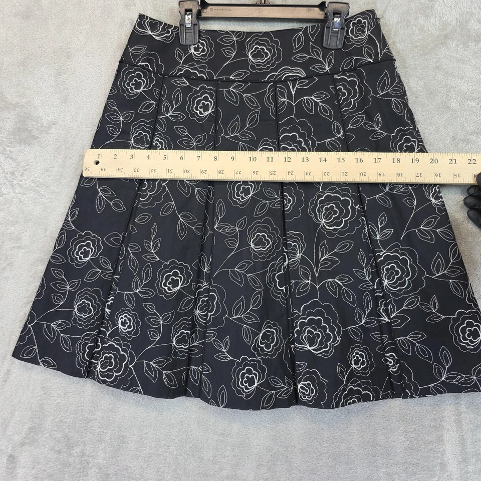 Falda Nine West para mujer mediana negra blanca floral plisada línea A hasta la rodilla Foto 4 de 4